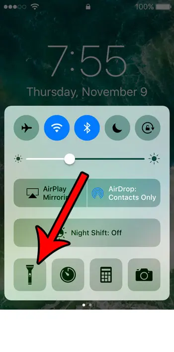 how to use the flashlight on the iphone se